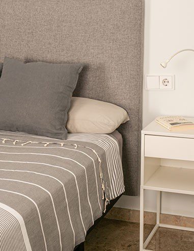 Cubrecama ARTHUR 3x2m. — Color: Gris oscuro | Blanco